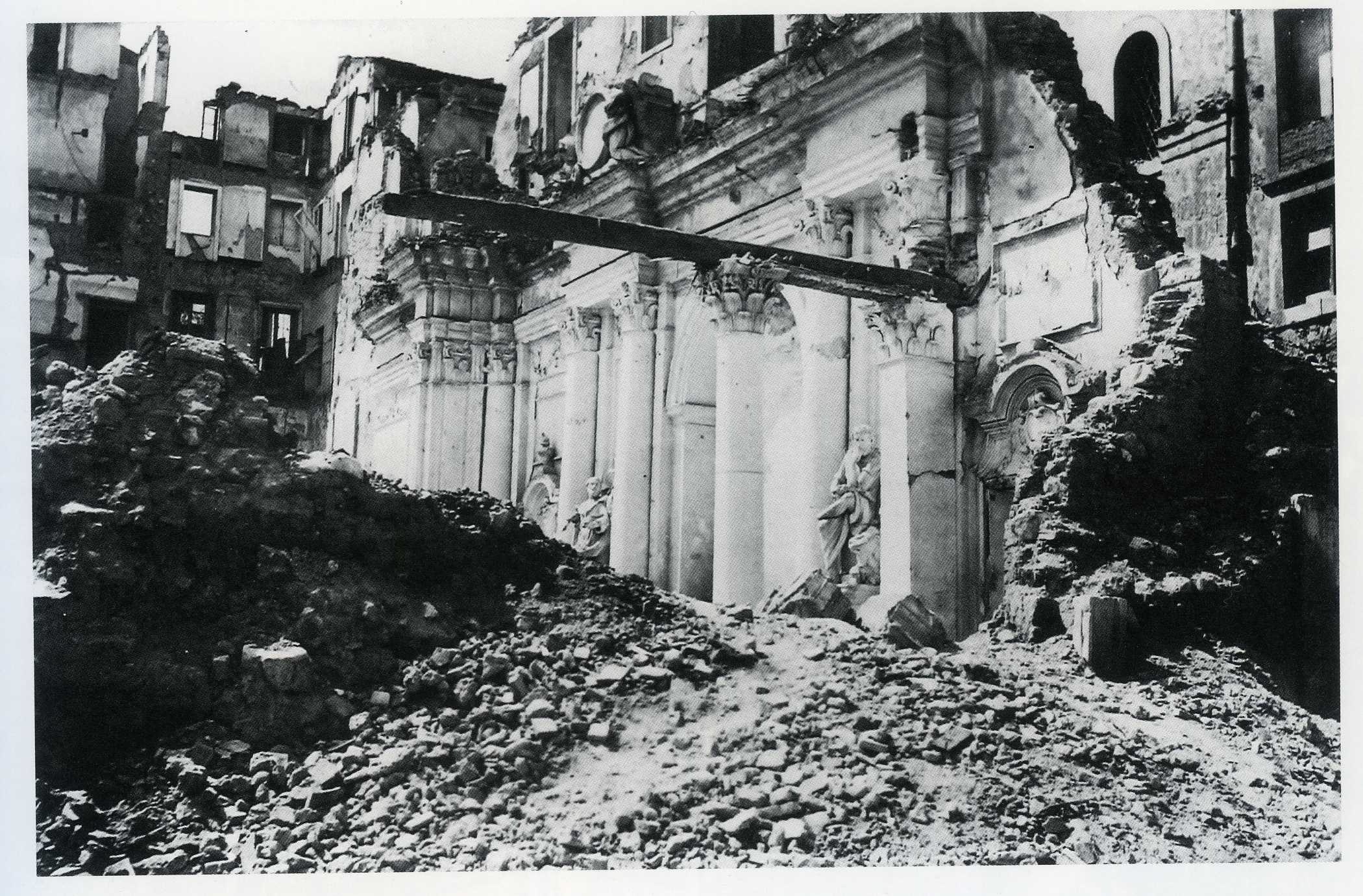 9 p.za del Campo, chiesa e palazzo